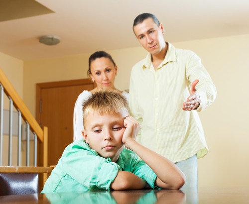 Een stockfoto die symboliseert: Bij wie gaat het kind wonen na scheiding? Over hoorrecht gesproken