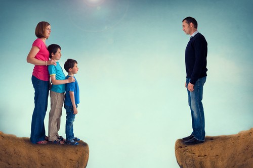 Een stockfoto die symboliseert: Ouderverstoting: welke schade het aanricht en wat er kan worden gedaan