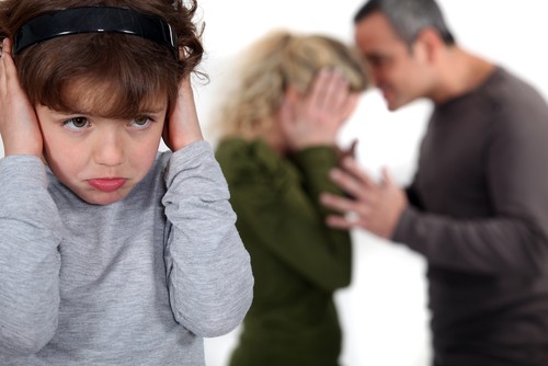 Een stockfoto die symboliseert: “Kinderen betrekken in een vechtscheiding is kindermishandeling”